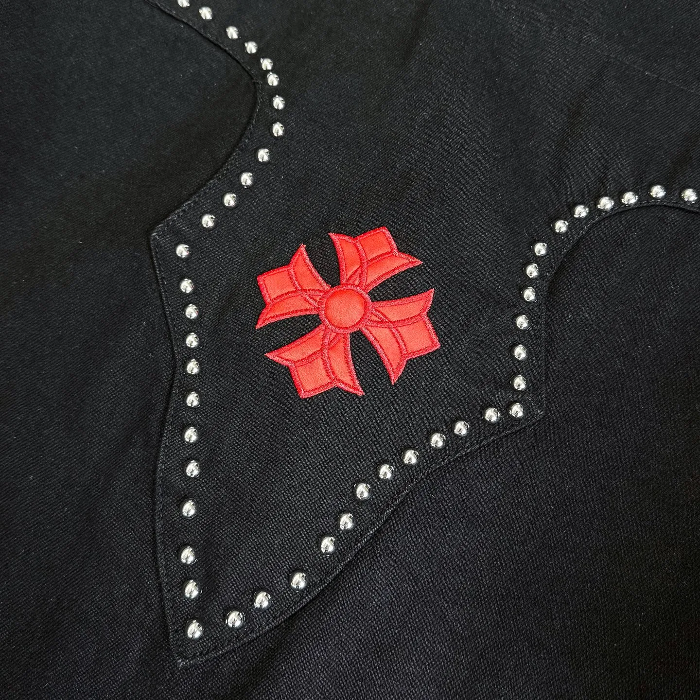 P280 Chrome Hearts Chrome Hearts heavy-duty denim jacket with rivets and multiple farts. The same model as the Internet celebrity star. The cross-printed denim jacket has a unique cross design element and is full of design. It is made of 100% denim cotton fabric with heavy coarse yarn count, which ensures a stiff and tough silhouette while being soft, comfortable and breathable. The lapel is designed with silver buttons and is full of texture. The classic white cross logo is all over the dress, making it a perfect versatile style for spring and summer! The original loose version is made of high-quality pure cotton fabrics. The fabric pattern is high-definition and delicate without burrs. It is comfortable and breathable to wear. All the buttons are molded and customized. It is casual and fashionable and can be matched with any bottoms. It can be windproof and sunproof in spring and summer. It can be worn outside in autumn and winter! Easily concave shape makes you look slimmer and taller, perfect for both men and women! Color: Black Size: S M L XL